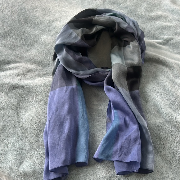 Burberry Scarf. - Picture 4 of 5